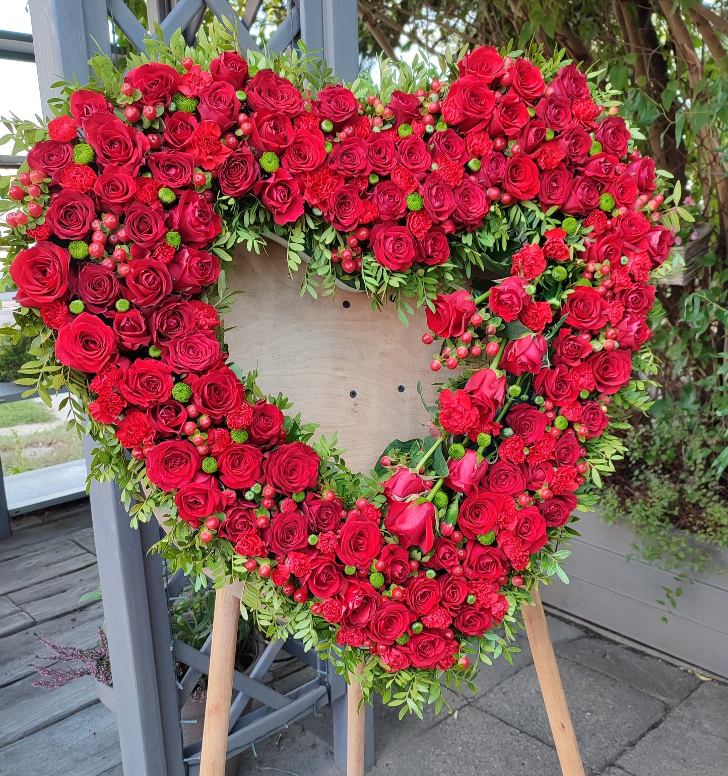 Wieniec duży z róż w kształcie serca PREMIUM