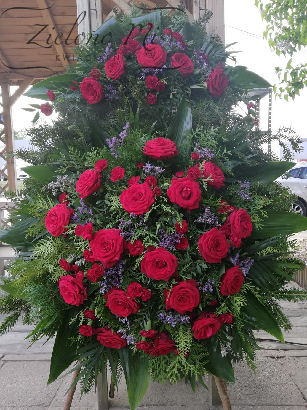 Wieniec z czerwonych róż z dodatkami