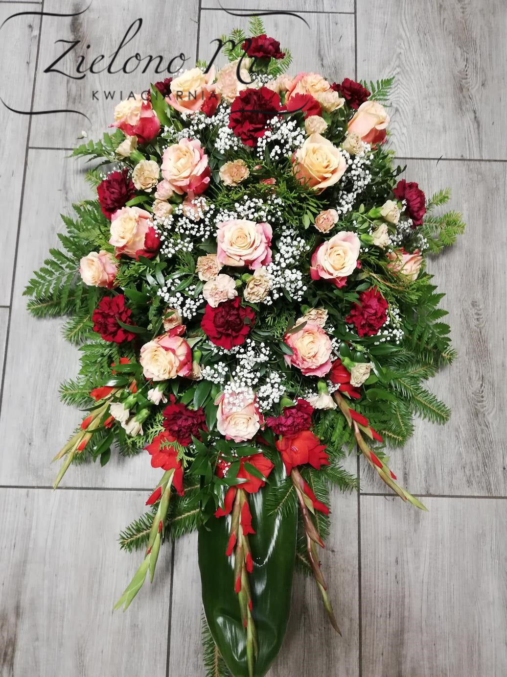 Wiązanka wielokolorowa z dominującą czerwienią