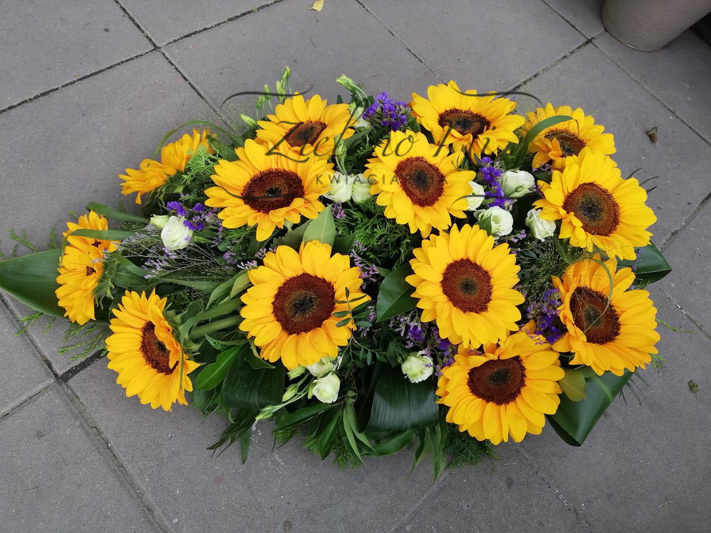 Wiązanka ze słoneczników z domieszką fioletu