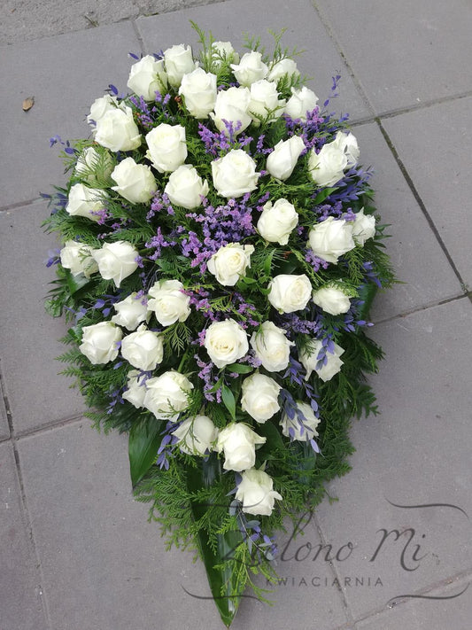 Wiązanka z 44 białych róż z domieszką fioletu