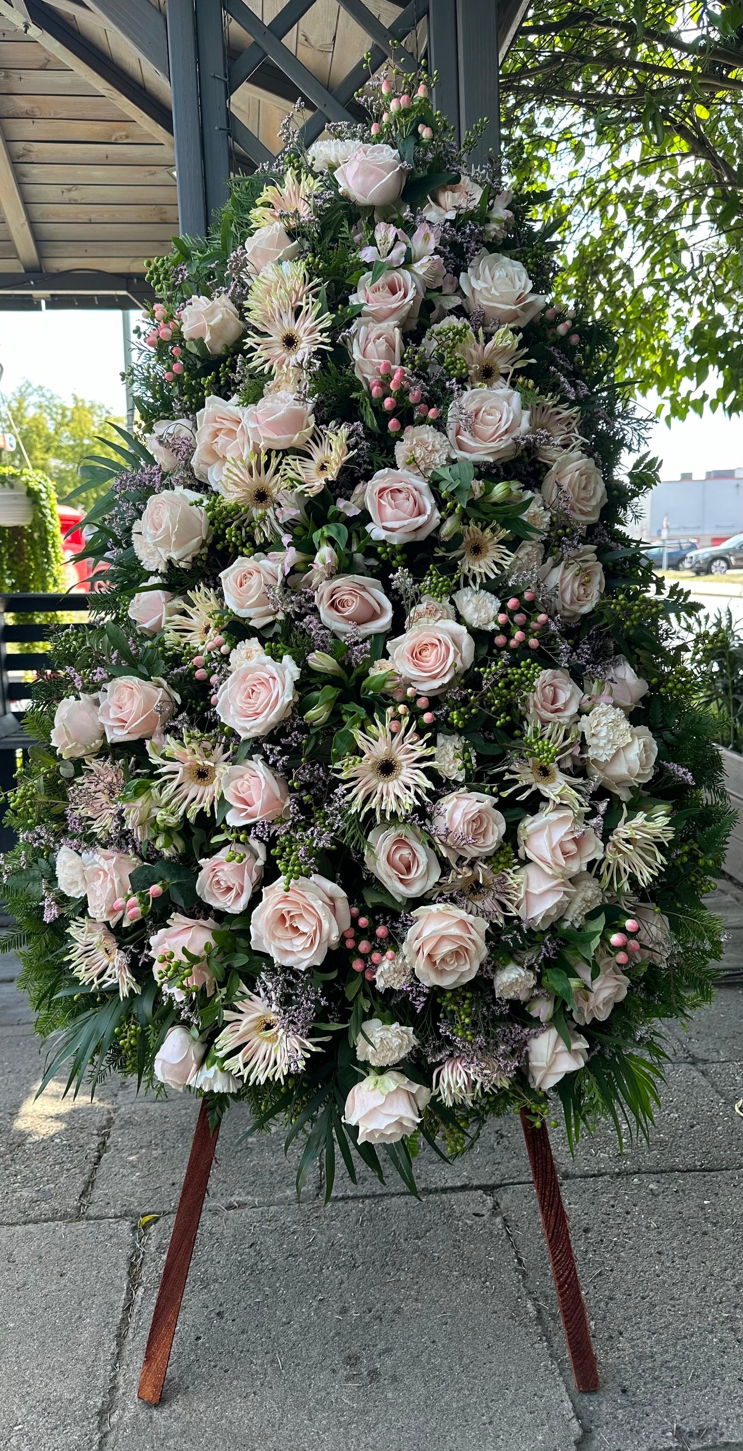 Wieniec pogrzebowy blady róż i krem