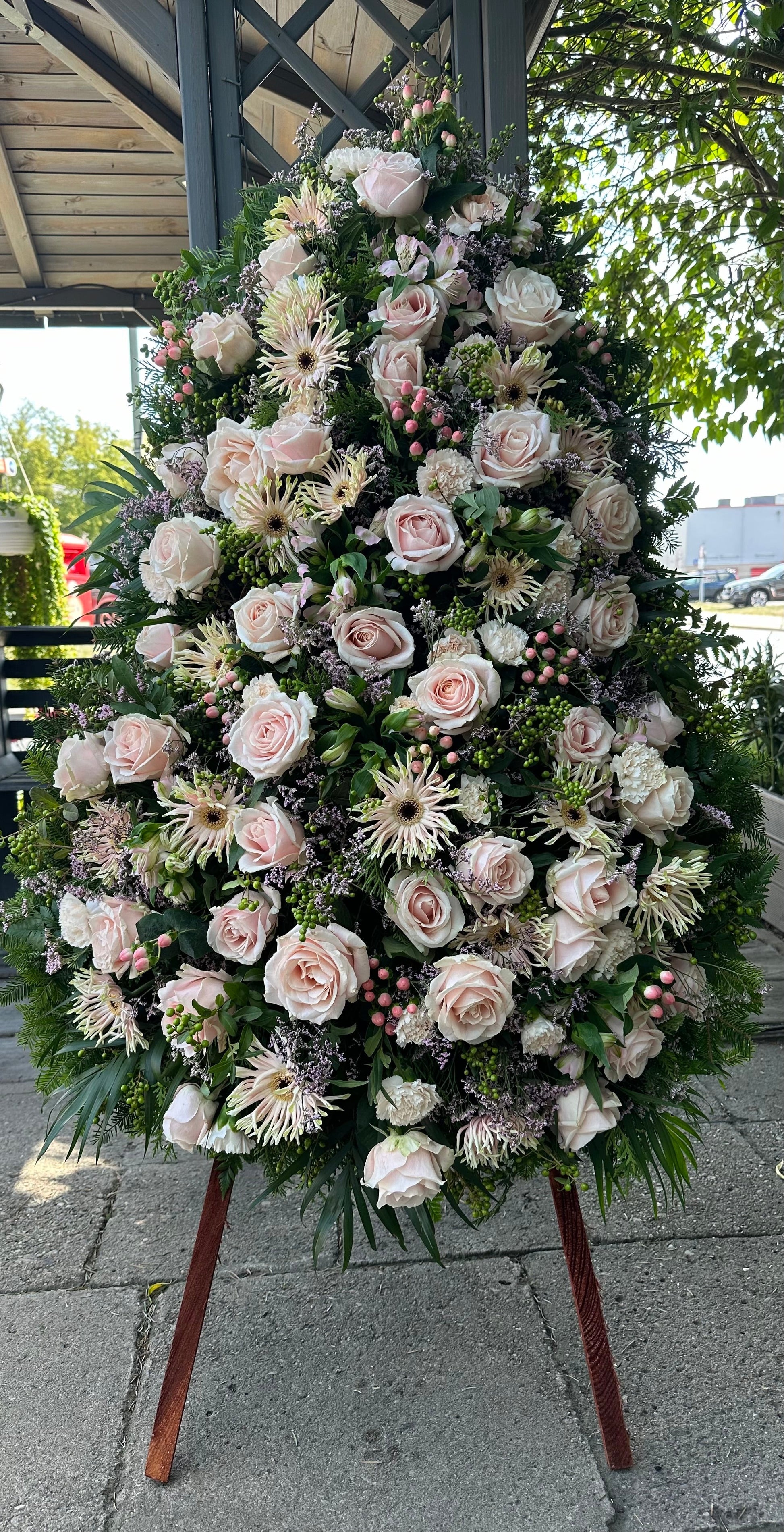 Wieniec pogrzebowy blady róż i krem