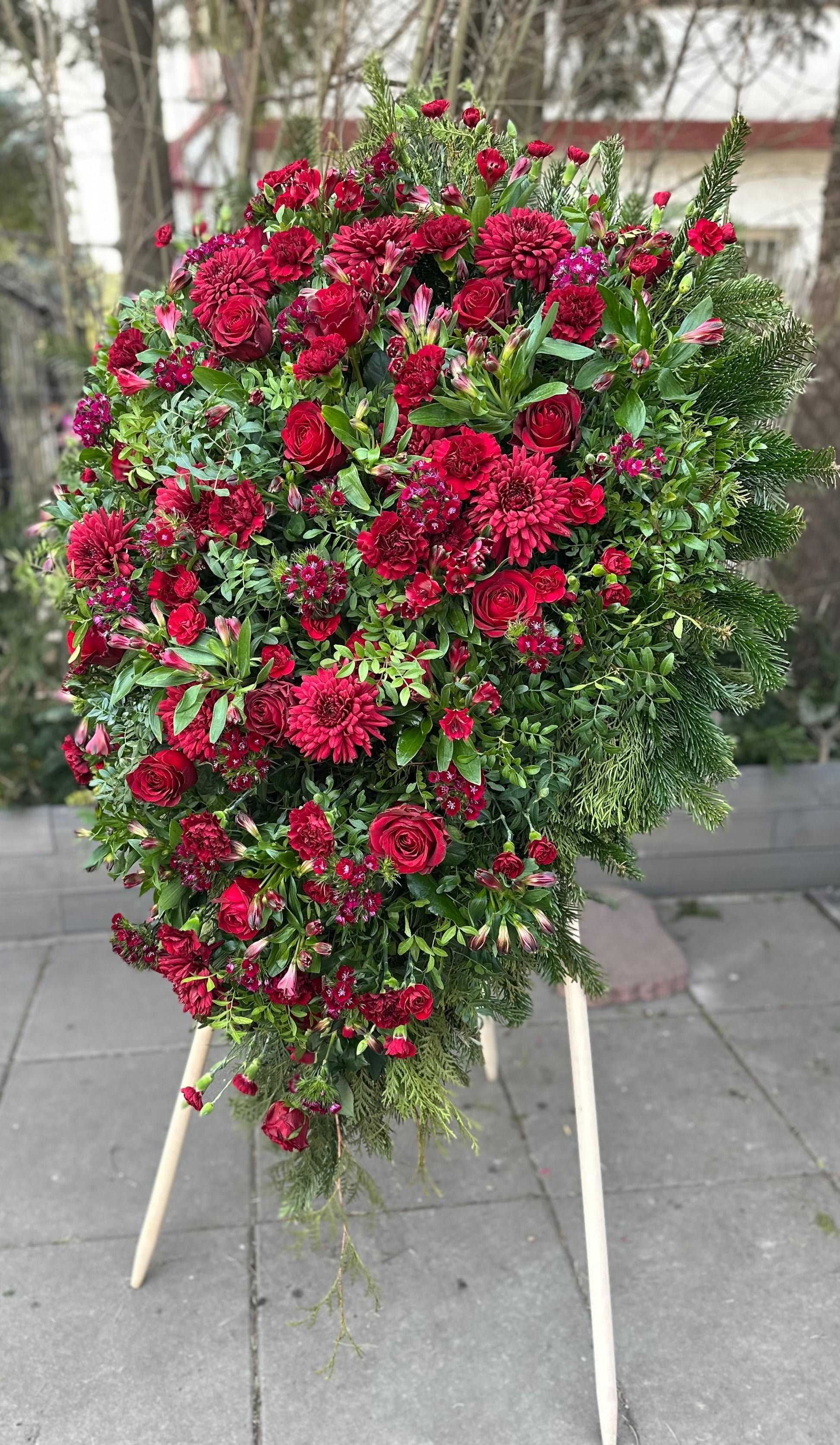 Wieniec czerwono-bordowy