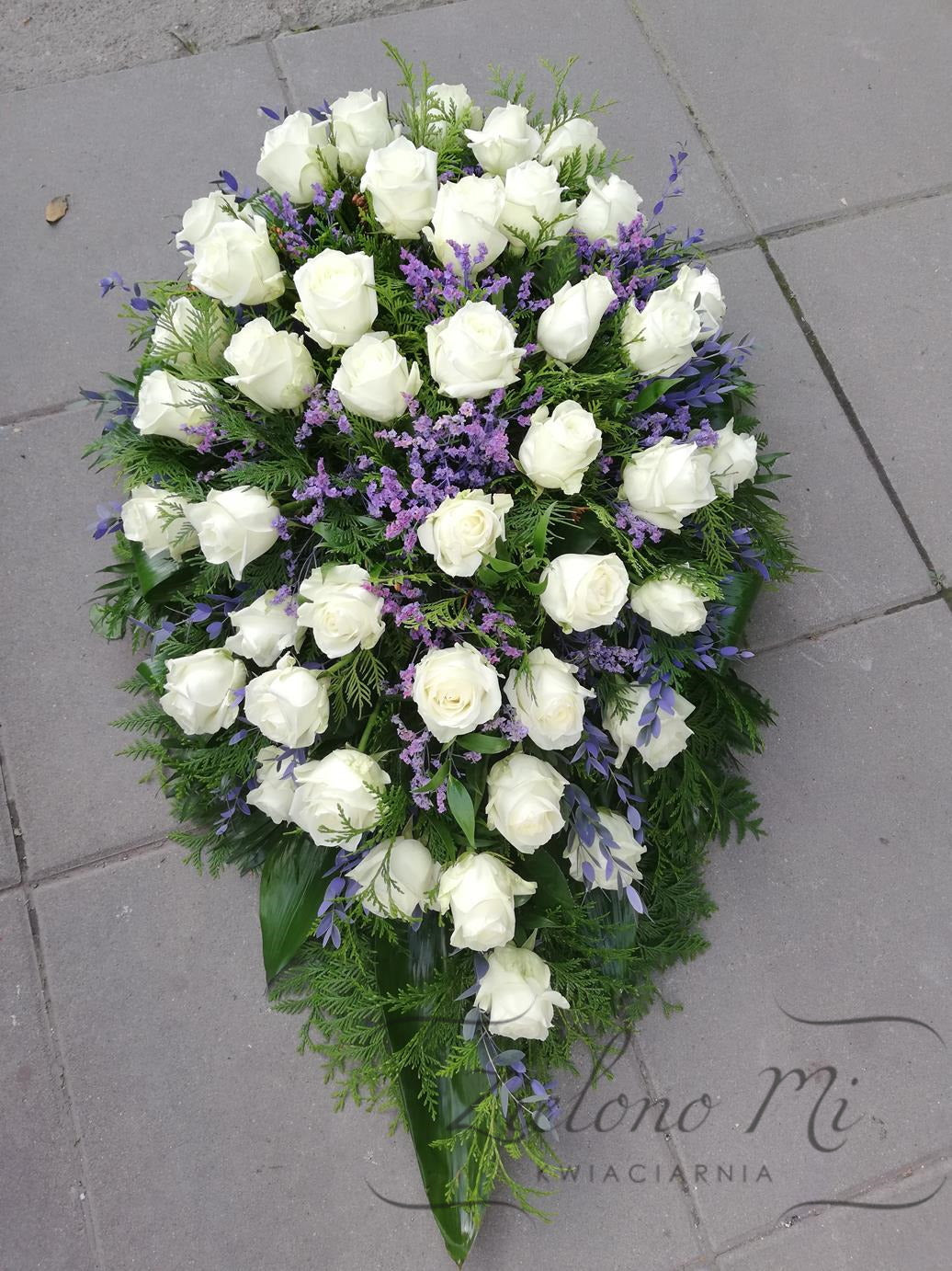 Wiązanka z 44 białych róż z domieszką fioletu