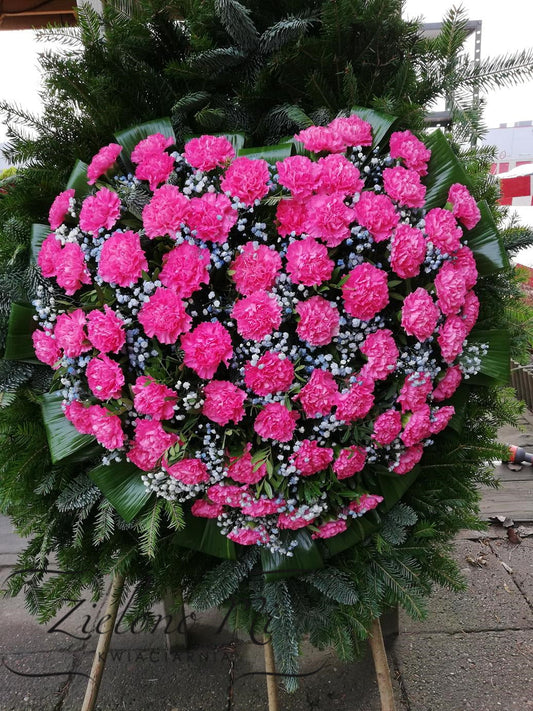 Wieniec w kształcie serca z 60 goździków