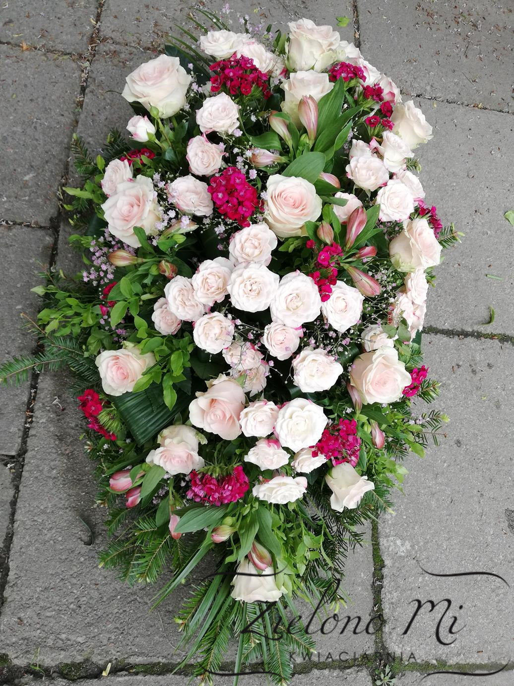 Wiązanka pudrowy róż z czerwienią